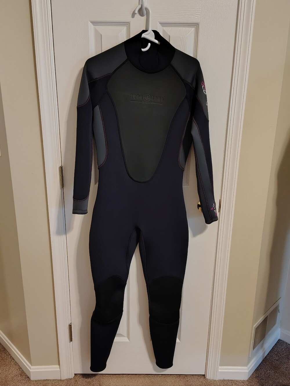 New With Tags! Women's Aqua lung Quantum Stretch 3mm Full Wetsuit. Size 11/12.